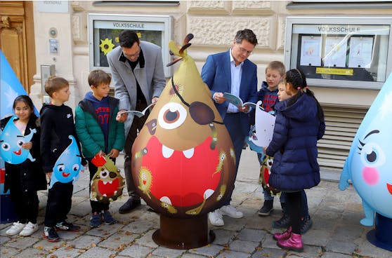 Timi&Trixi Tropf erklären Wiener Volksschülern wie das mit dem Wiener Wasser so läuft. Nun ist ein neues Buch und ein Animationsfilm erschienen, der von Bildungsdirektor Heinrich Himmer (l.) und Klimastadtrat Jürgen Czernohorszky (SPÖ) in der Volksschule Börsegasse (City) präsentiert wurde.