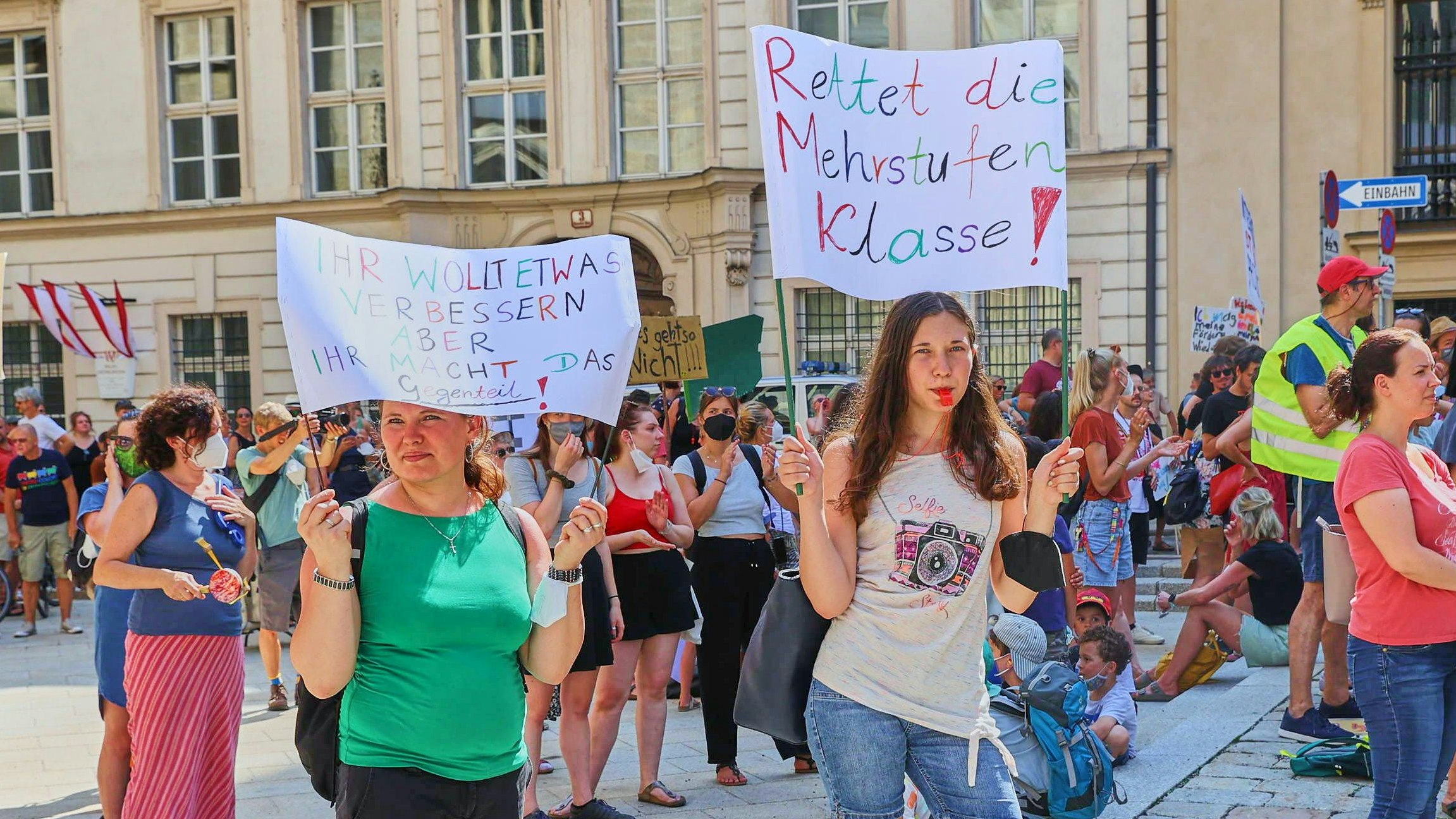 Download von www.picturedesk.com am 17.10.2021 (14:19).  Copyright: Starpix/ Alexander TUMA, 28.06.2021 Wien, Eltern, Lehrer, Kinder, Demonstranten, Transparente Demonstration, Protest gegen neue Lehrerzuteilung, Gegen das neue Zuteilungssystem für die Pflichtschullehrkräfte in Wien sind am Montag Hunderte Eltern, Lehrkräfte und Kinder auf die Straße gegangen. Die Reform bedeute weniger Lehrkräfte und damit weniger Fördermöglichkeiten an den Standorten vor dem Bundesministerium für Bildung, Wissenschaft und Forschung am Minoritenplatz - 20210628_PD8552 - Rechteinfo: Rights Managed (RM)