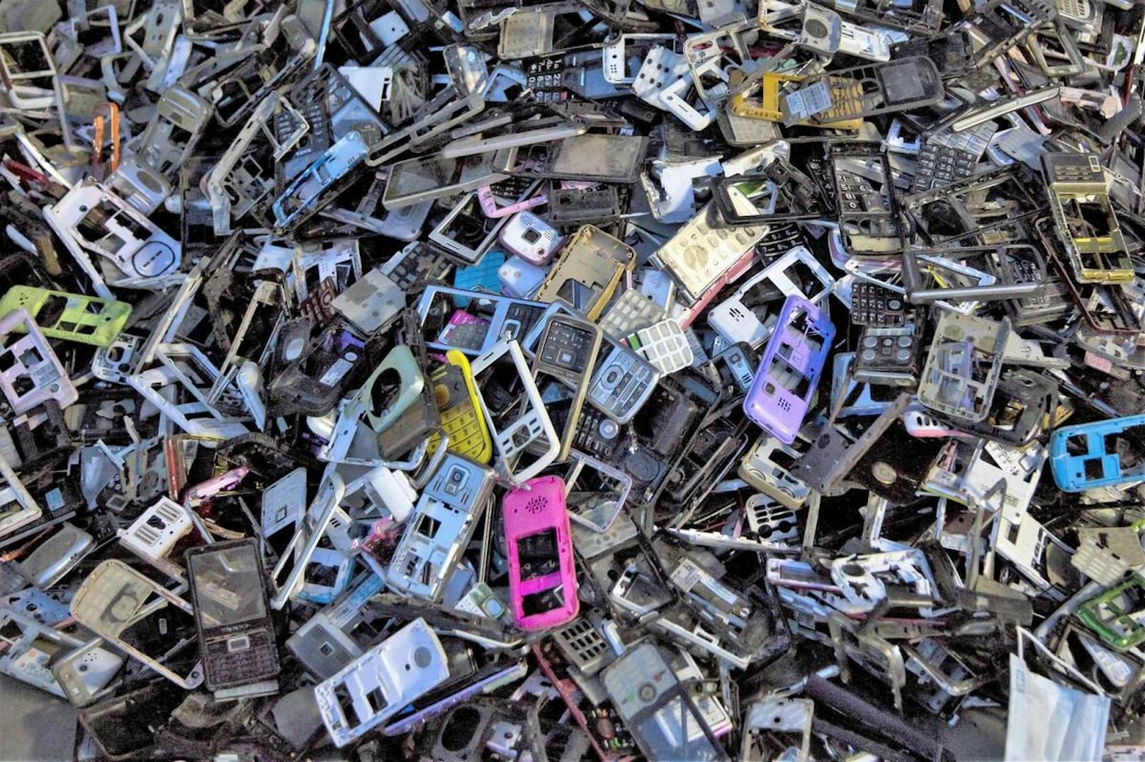 Alte Handys, soweit das Auge reicht. In alten Geräten stecken wertvolle Materialien, die recycelt werden können.