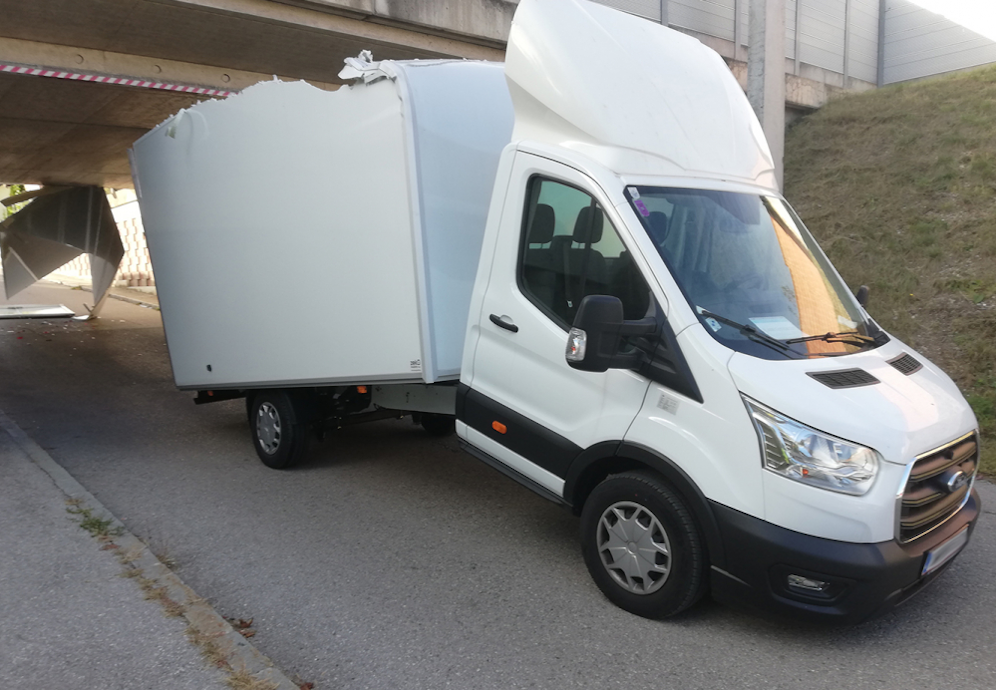 Ein Klein-Lkw Fahrer unterschätzte die Höhe seines Wagens.