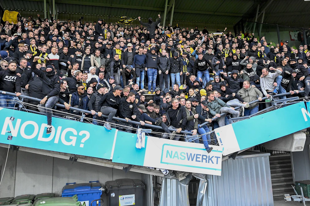 Die Tribüne der Gäste-Fans brach beim Jubel zusammen.