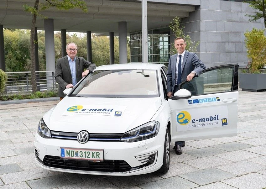 Freuen sich über E-Auto-Boom: Stephan Pernkopf und Jochen Danninger (r.)