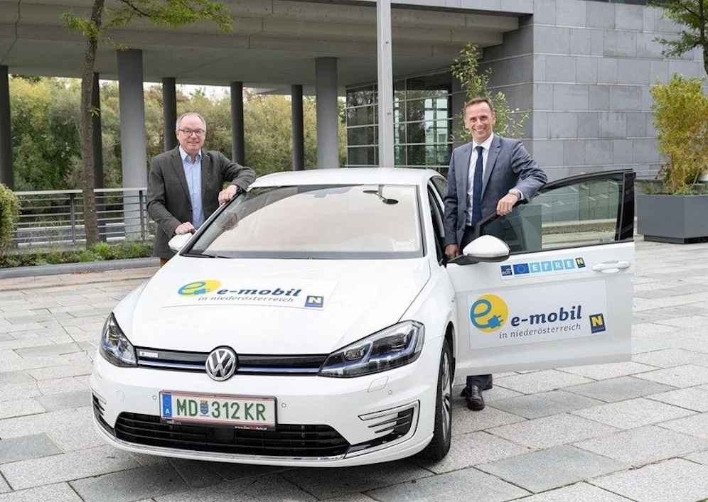Freuen sich über E-Auto-Boom: Stephan Pernkopf und Jochen Danninger (r.)