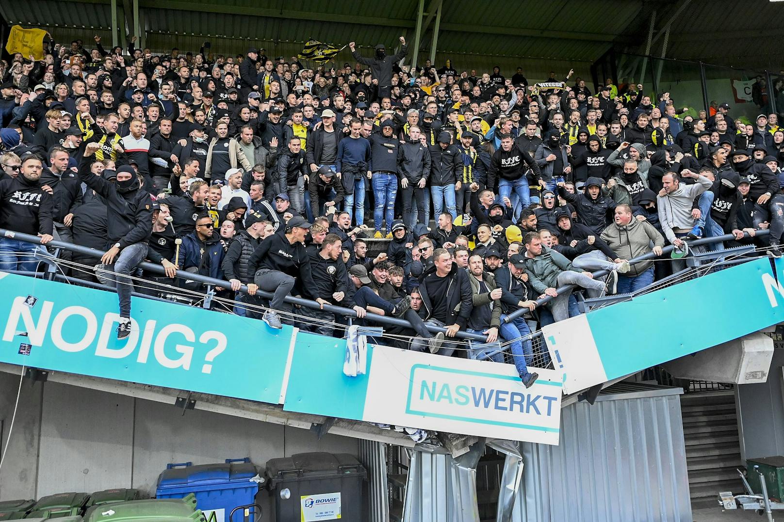 Arnheim schlug Nijmegen auswärts mit 1:0. Als die Fans feierten, sackte die Tribüne ab.