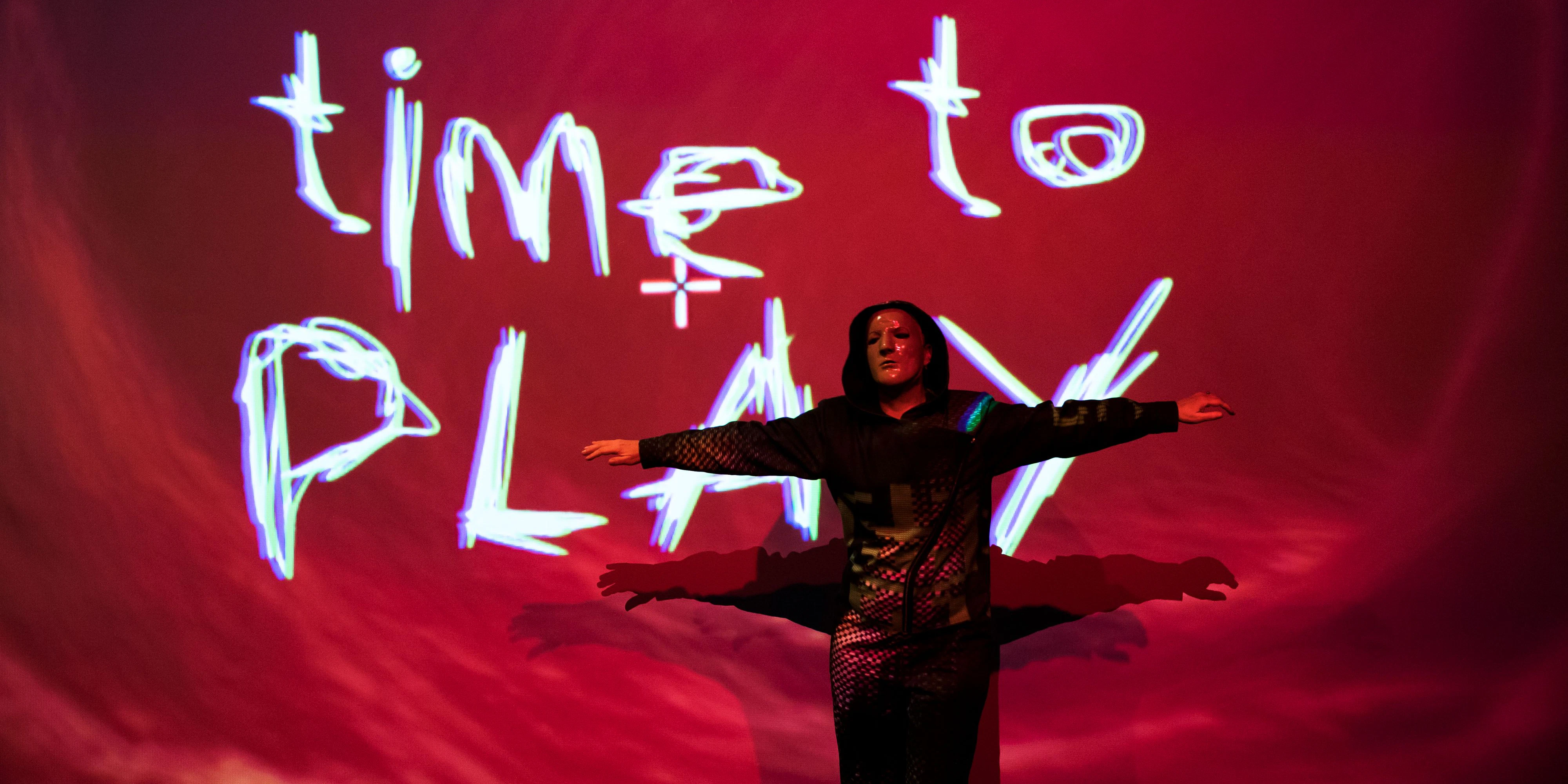 "Time to Play": Auf einer Leinwand werden virtuelle Hinrichtungen vollstreckt. 
