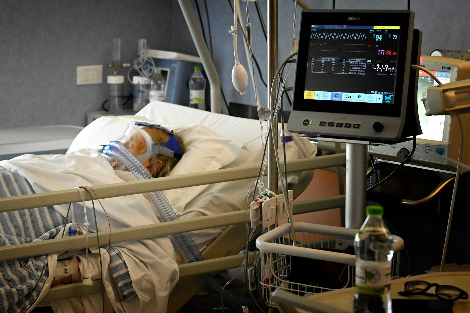 Ein Corona-Patient auf der Intensivstation eines Spitals. Die Belagszahlen sind weiter hoch.