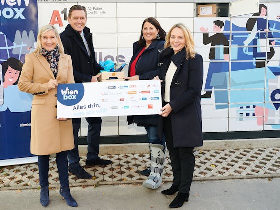 Von links nach rechts: Geschäftsführerin der Wiener Lokalbahnen und Initiatorin der „WienBox“ Monika Unterholzner, Wirtschaftsstadtrat Peter Hanke (SPÖ), Wohnbaustadträtin Kathrin Gaaal (SPÖ) und Natascha Kantauer-Gansch, A1 Chief Customer Officer Consumer.