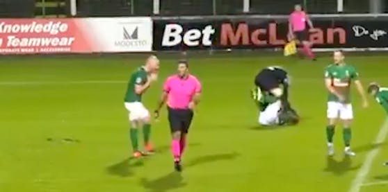 Ein Goalie würgt seinen Teamkollegen.