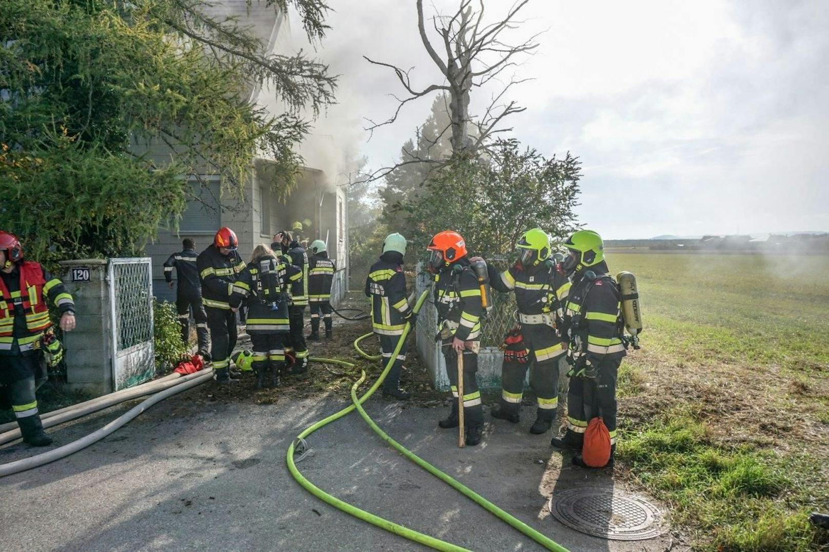 Sechs Wehren bei Hausbrand in Saubersdorf im Einsatz