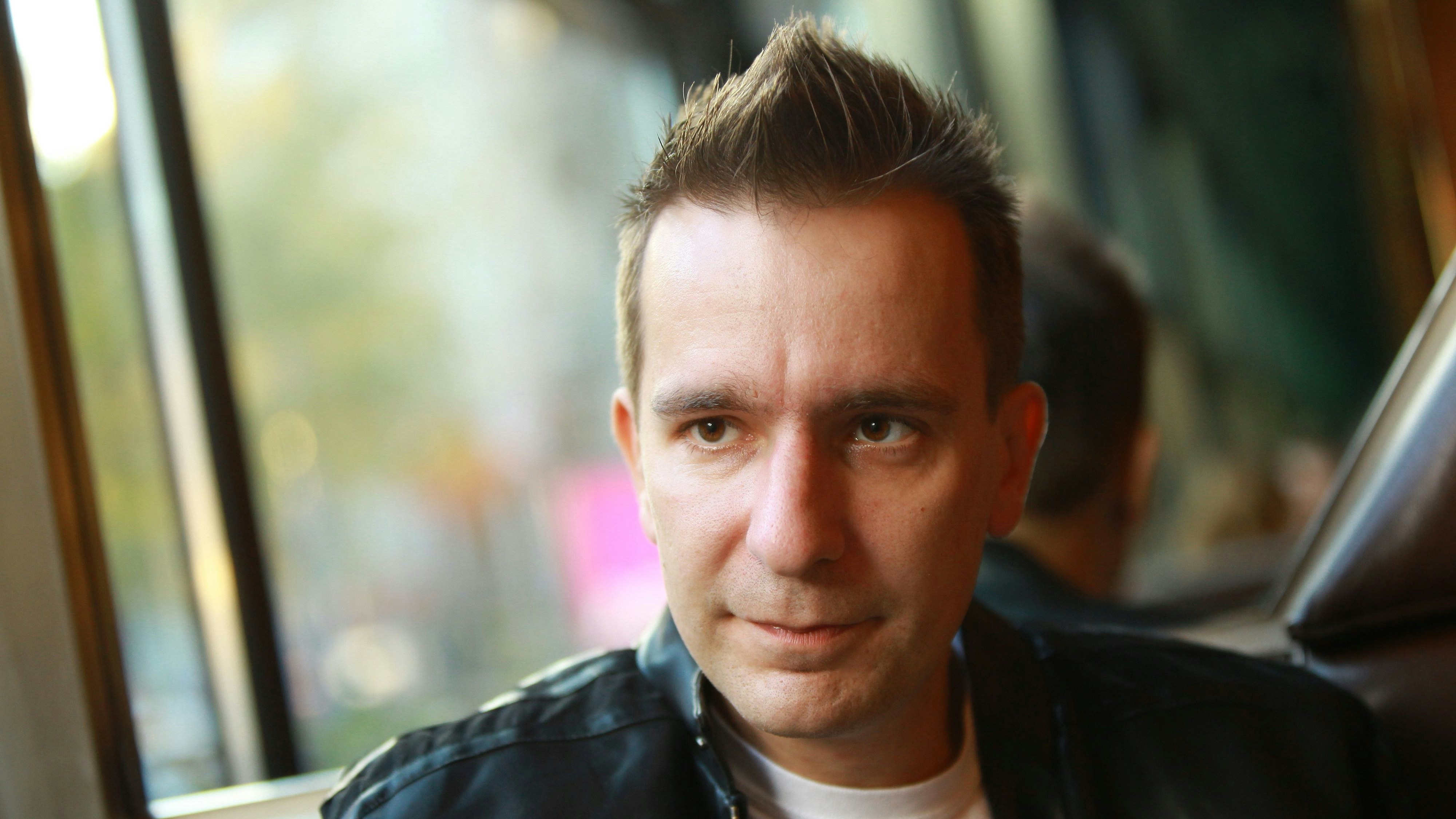 Download von www.picturedesk.com am 17.10.2021 (11:12).  Gerald HÖRHAN, österreichischer Buchautor und Investmentbanker, innen, sitzend, Interview - 20111013_PD6641 - Rechteinfo: Rights Managed (RM)