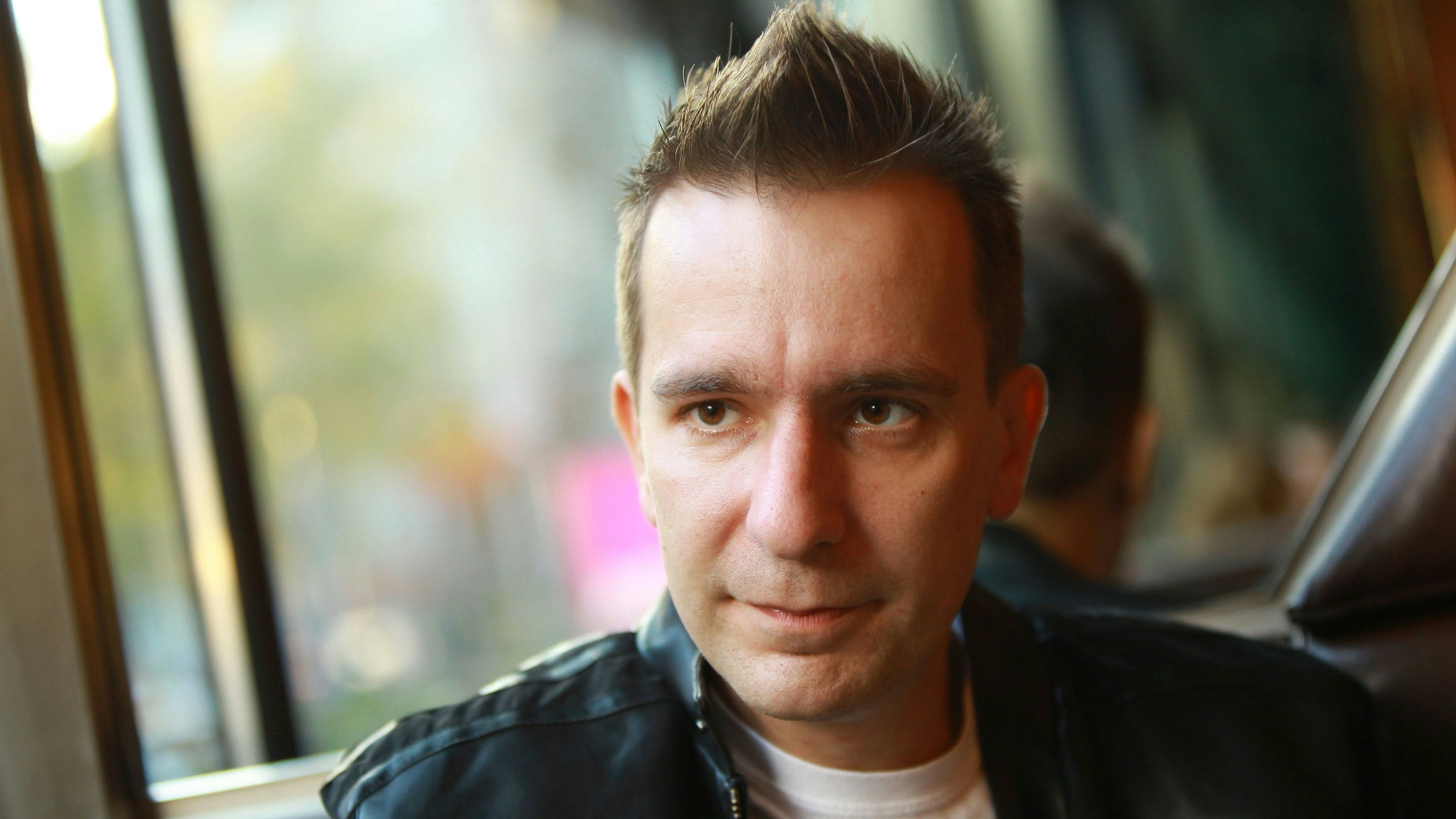 Download von www.picturedesk.com am 17.10.2021 (11:12).  Gerald HÖRHAN, österreichischer Buchautor und Investmentbanker, innen, sitzend, Interview - 20111013_PD6641 - Rechteinfo: Rights Managed (RM)