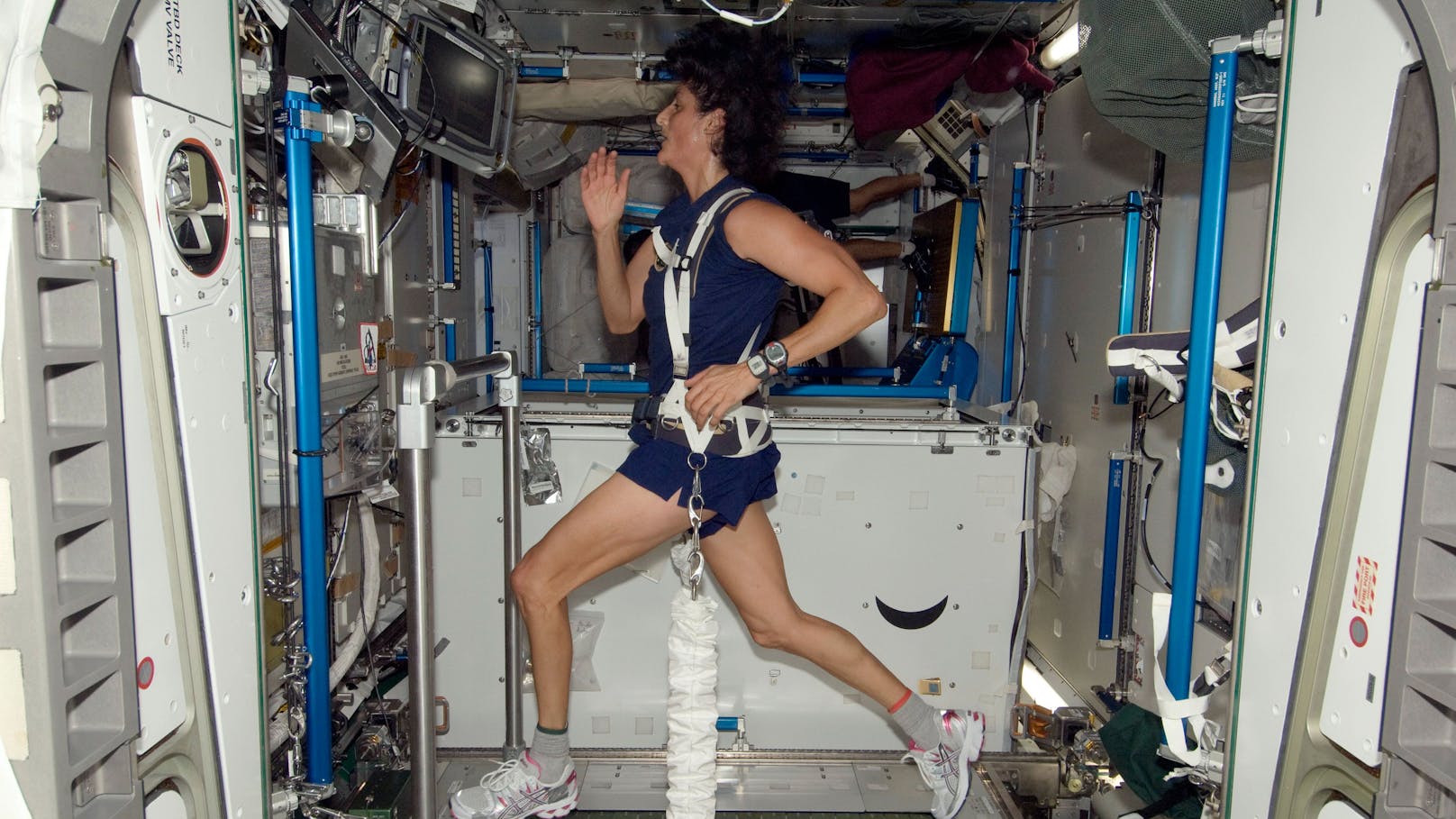 <strong>Auf dem Laufband trainieren – im Weltall!&nbsp;</strong>Wusstest du, dass ein Astronaut oder eine Astronautin beim Trainieren auf dem Laufband gern mal mehrere Zehntausend Kilometer vorankommt? Schließlich ist die ISS mit einer Geschwindigkeit von 28.000 Kilometern pro Stunde unterwegs. "Gerade eben 16.300 km auf dem Laufband gelaufen (35 Min mit 28’000 km/h)", twittere der Astronaut Alexander Gerst im Oktober 2014 über das Training auf der ISS.