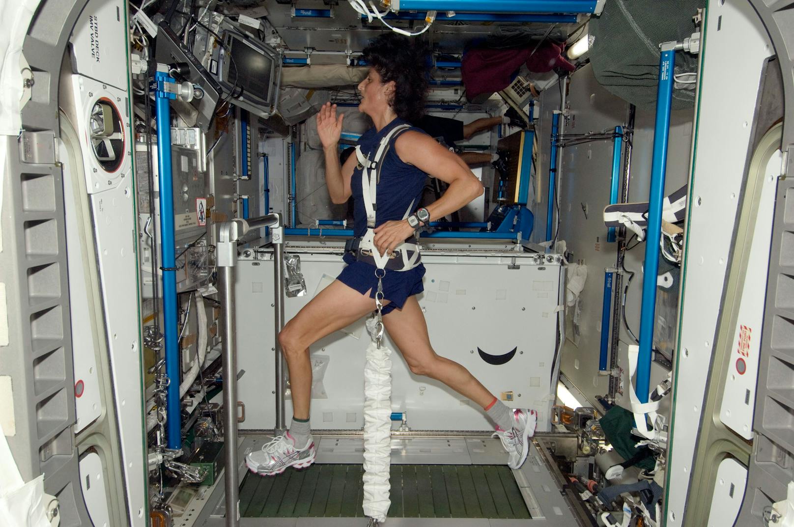 <strong>Auf dem Laufband trainieren – im Weltall!&nbsp;</strong>Wusstest du, dass ein Astronaut oder eine Astronautin beim Trainieren auf dem Laufband gern mal mehrere Zehntausend Kilometer vorankommt? Schließlich ist die ISS mit einer Geschwindigkeit von 28.000 Kilometern pro Stunde unterwegs. "Gerade eben 16.300 km auf dem Laufband gelaufen (35 Min mit 28’000 km/h)", twittere der Astronaut Alexander Gerst im Oktober 2014 über das Training auf der ISS.