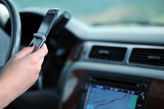 Bußgelder für die Handynutzung im Fahrzeug kann man heute leicht umgehen. Freisprecheinrichtungen und Schnittstellen wie Bluetooth machen es möglich, auf verkehrssichere Art und Weise auch im Auto erreichbar zu bleiben.