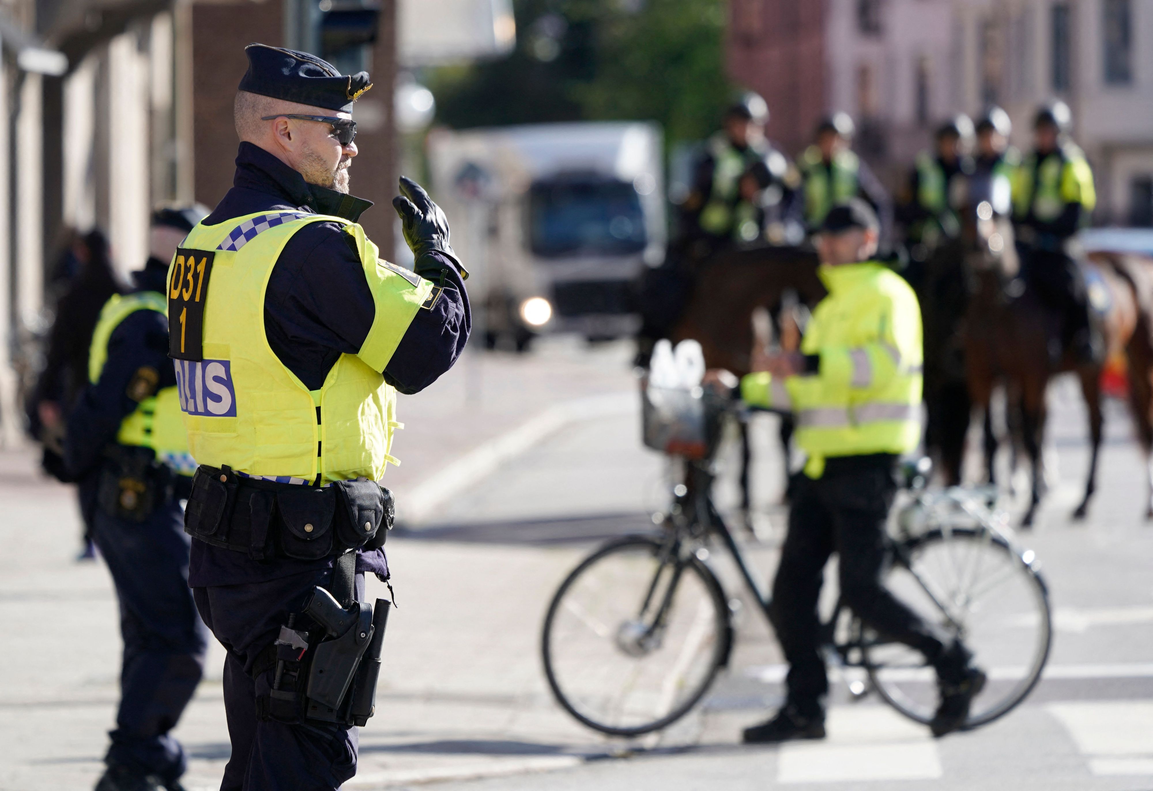 Download von www.picturedesk.com am 18.10.2021 (15:31).  Police maintain security outside the Malmo Synagogoue prior to a visit by Sweden's Prime Minister on the eve of the Malmö International Forum on Holocaust Remembrance and Combating Antisemitism, in Malmo, Sweden, on October 12, 2021. - The forum will take place at the Malmo Fair Malmomassan. (Photo by Johan NILSSON / TT NEWS AGENCY / AFP) / Sweden OUT - 20211012_PD4527 - Rechteinfo: Rights Managed (RM) Nur fÃ¼r redaktionelle Nutzung! Werbliche Nutzung erfordert Freigabe: bitte schicken Sie uns eine Anfrage.
