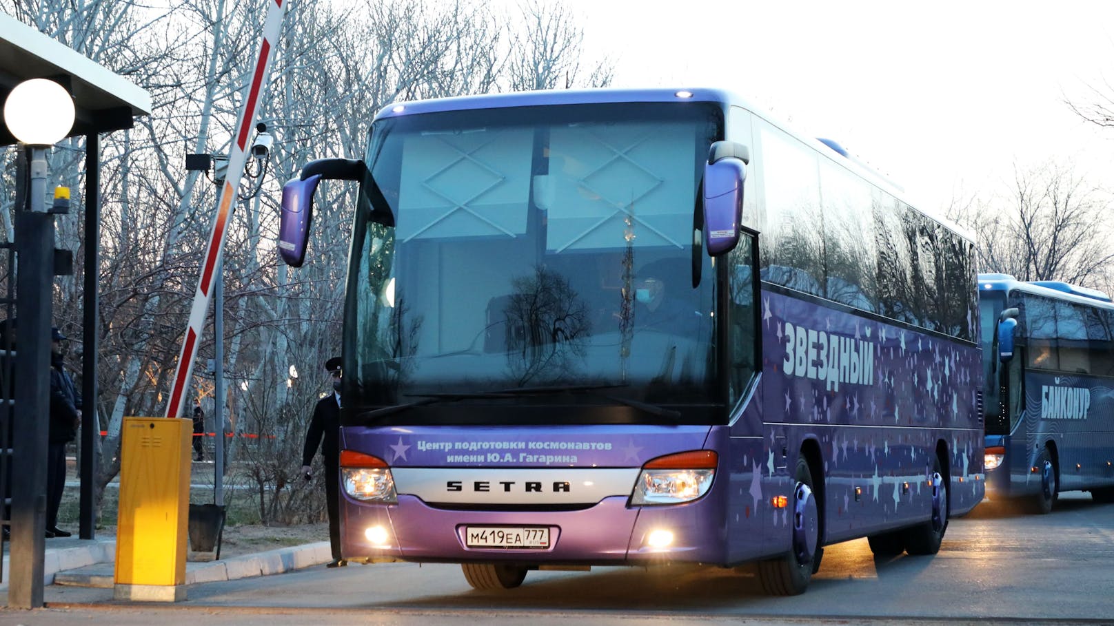 <strong>Darum urinieren Raumfahrer an einen Bus in Kasachstan!&nbsp;</strong>Wusstest du, dass Astronauten vor dem Start zur ISS gerne mal an einen Bus pullern, wenn sie von Kasachstan aus starten? Bevor Raumfahrerinnen und Raumfahrer dort in die Rakete klettern, zelebrieren sie Riten und Bräuche der russischen Raumfahrt – und dazu soll gehören, auf dem Weg zur Startrampe an den Reifen des Busses zu urinieren. Das geht angeblich auf den Raumfahrtpionier Juri Gagarin zurück, der demnach vor dem ersten Flug am russischen Weltraumbahnhof Baikonur in Zentralasien schnell noch Wasser lassen musste.