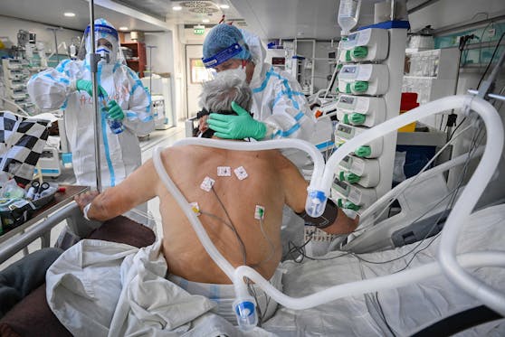 Ein Corona-Patient wird auf der Intensivstation eines Spitals behandelt. Die Belagszahlen sprechen eine deutliche Sprache.