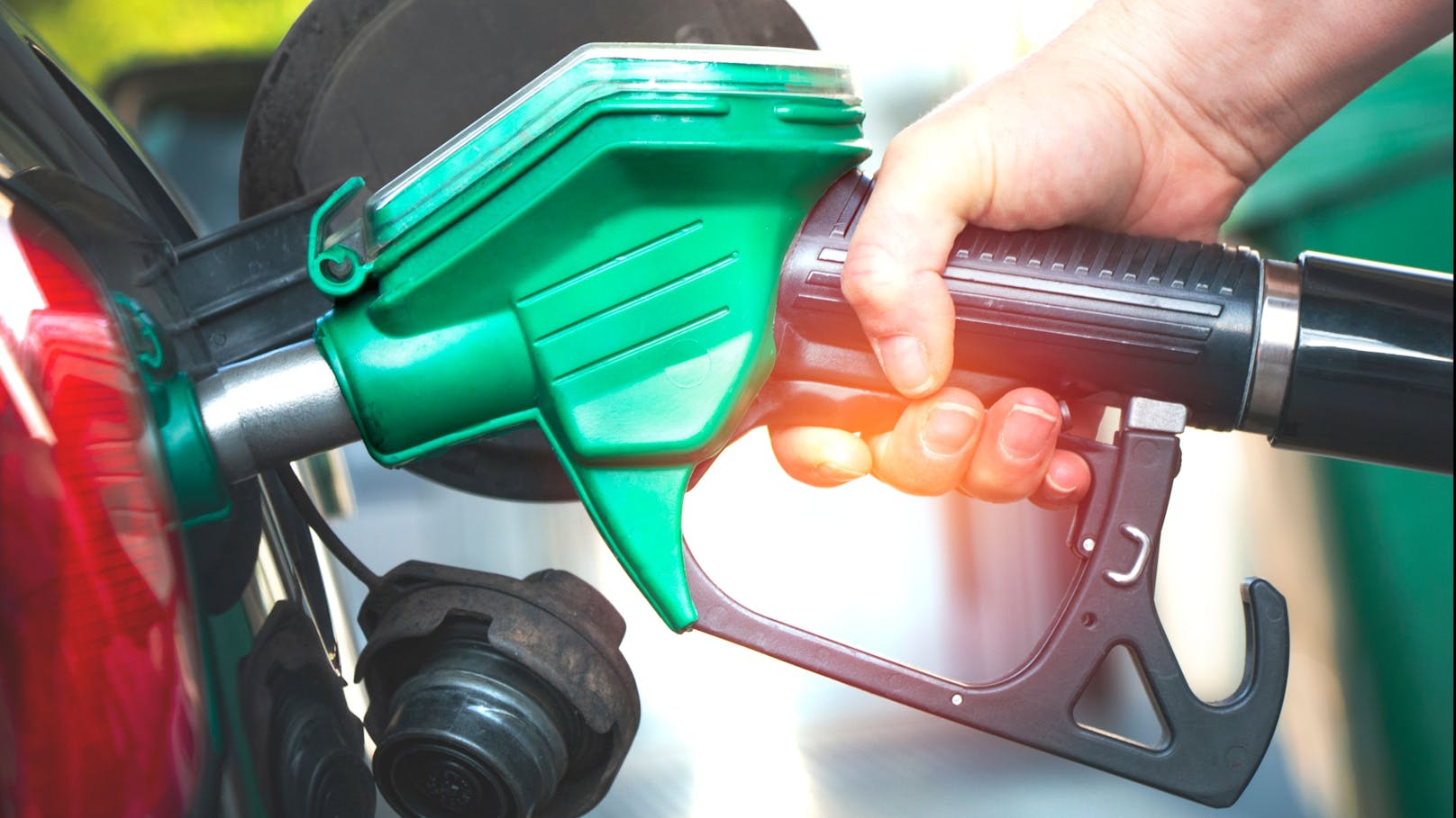 Die Coronakrise lässt die Ölpreise fallen – dadurch könnten auch die Benzinpreise sinken.
