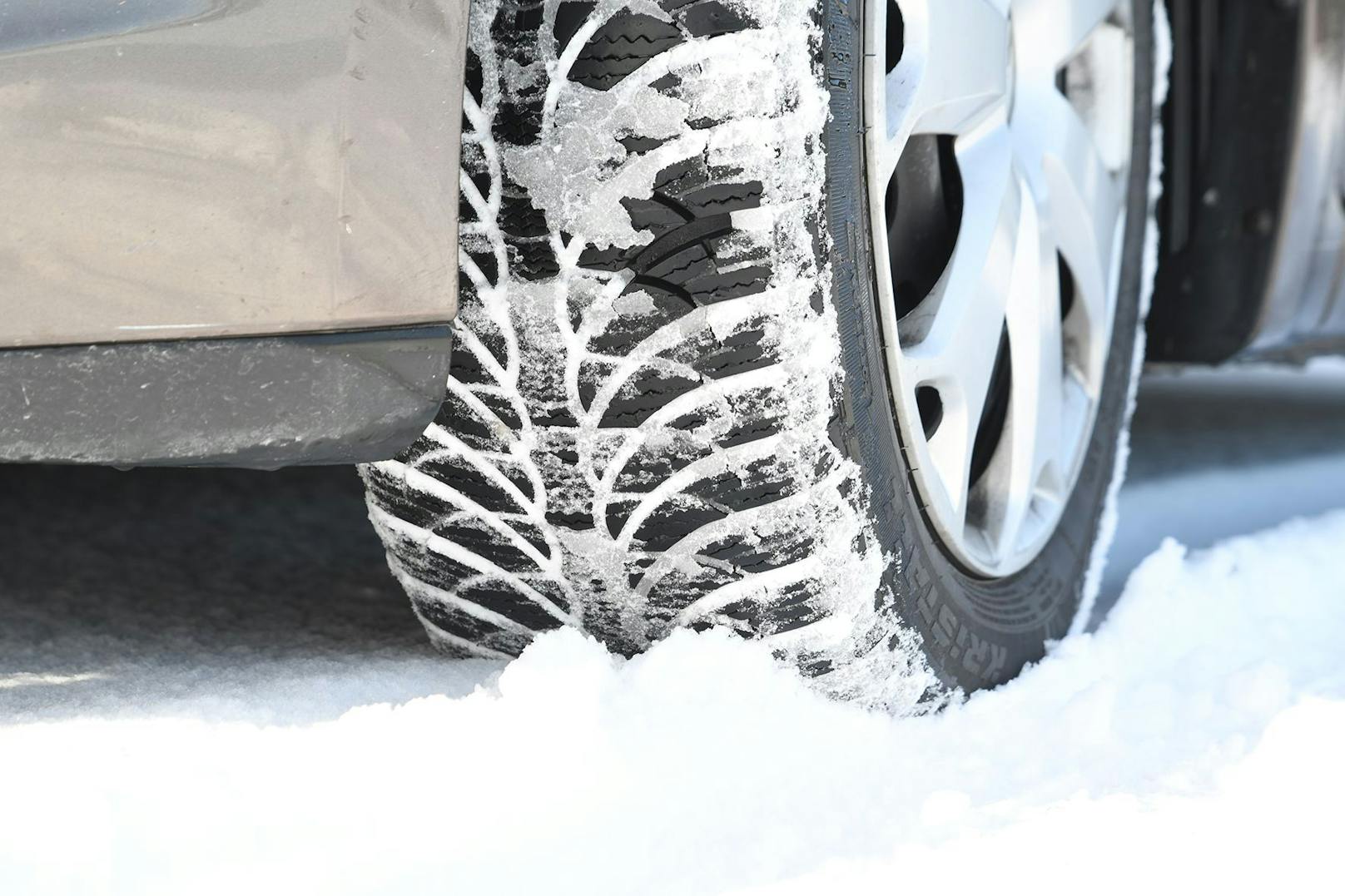Hat das Fahrzeug Reifen mit direkt messenden Reifendrucksensoren, die in den Felgen verbaut sind, sollte man darauf achten, dass auch die Felgen der Winterreifen über entsprechende Sensoren verfügen.