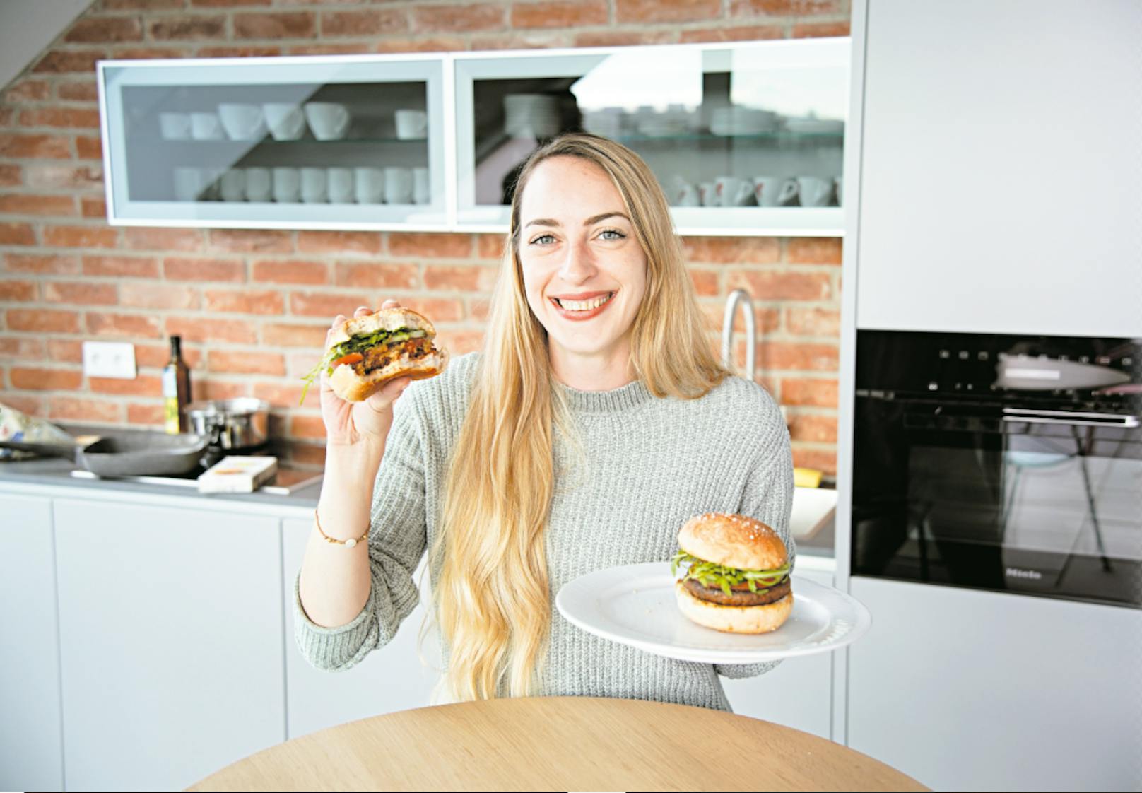 "Heute"-Redakteurin Verena Richter hat den "Eat for Future Burger getestet. Den gibt es jetzt bei 800 Billa und Billa Plus Märkten zu kaufen.