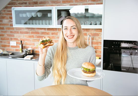 "Heute"-Redakteurin Verena Richter hat den "Eat for Future Burger getestet. Den gibt es jetzt bei 800 Billa und Billa Plus Märkten zu kaufen.