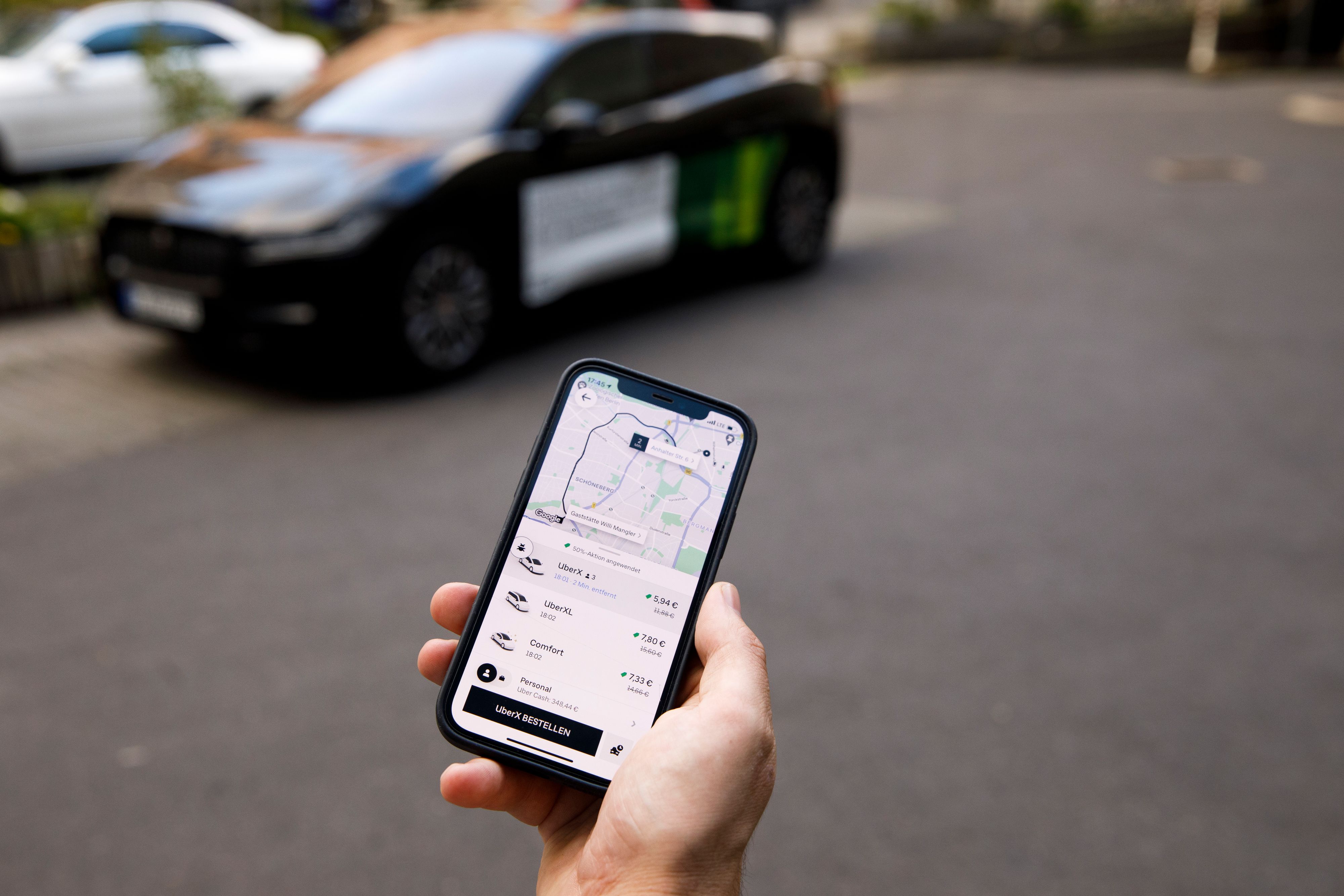 Download von www.picturedesk.com am 18.10.2021 (08:35).  PRODUCTION - 01 September 2021, Berlin: The mobile app for ordering an Uber car is seen on a smartphone. Photo: Carsten Koall/dpa - 20210901_PD23206 - Rechteinfo: Rights Managed (RM)