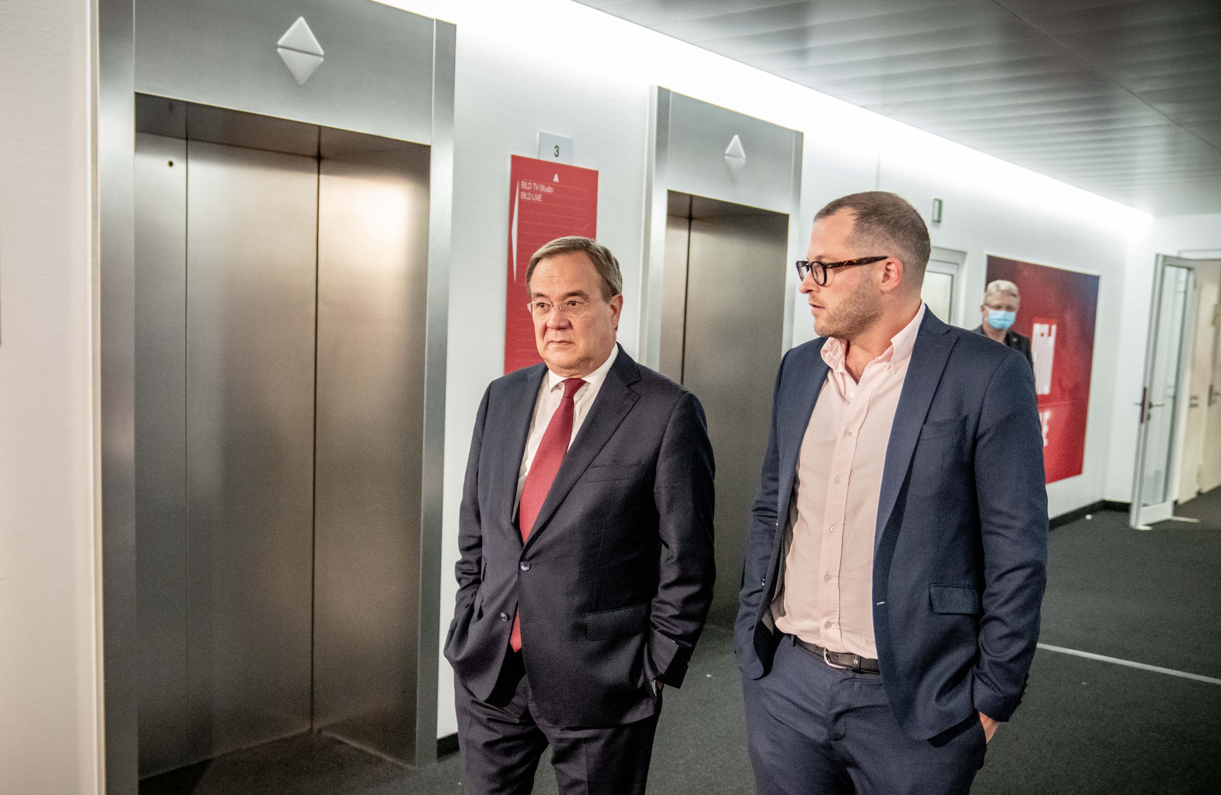 Julian Reichelt mit Kanzlerkandidat Armin Laschet (CDU) vor der Bundestagswahl in Deutschland.