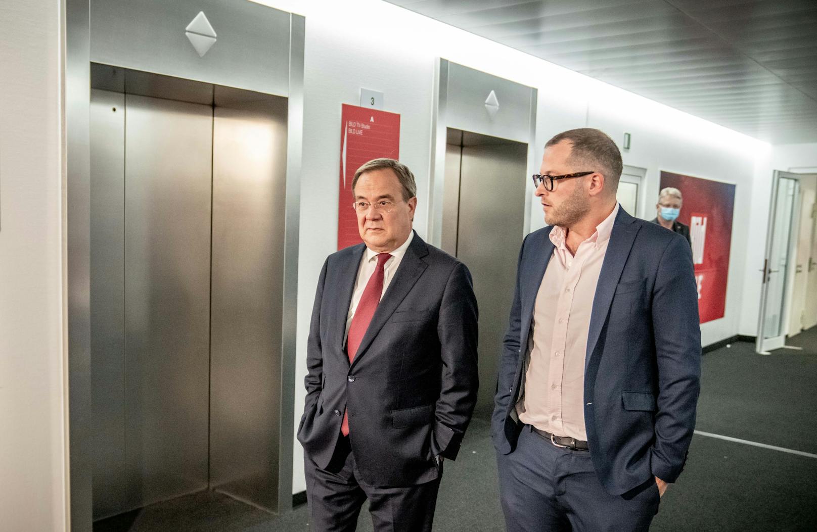 Julian Reichelt mit Kanzlerkandidat Armin Laschet (CDU) vor der Bundestagswahl in Deutschland.