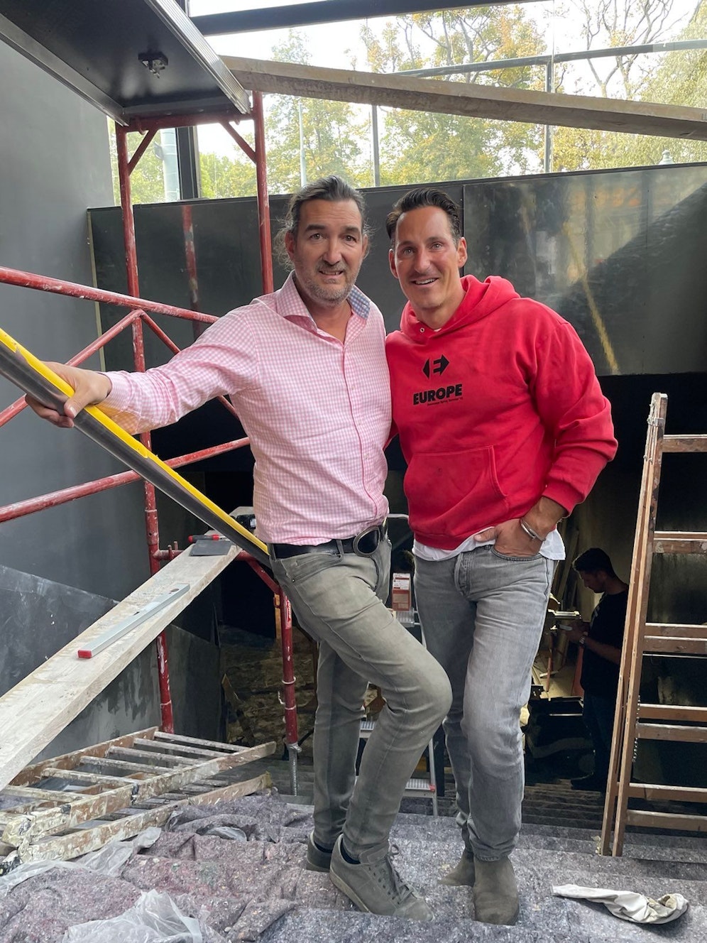 Joachim Bankel und Christoph Probst auf der Baustelle in der 