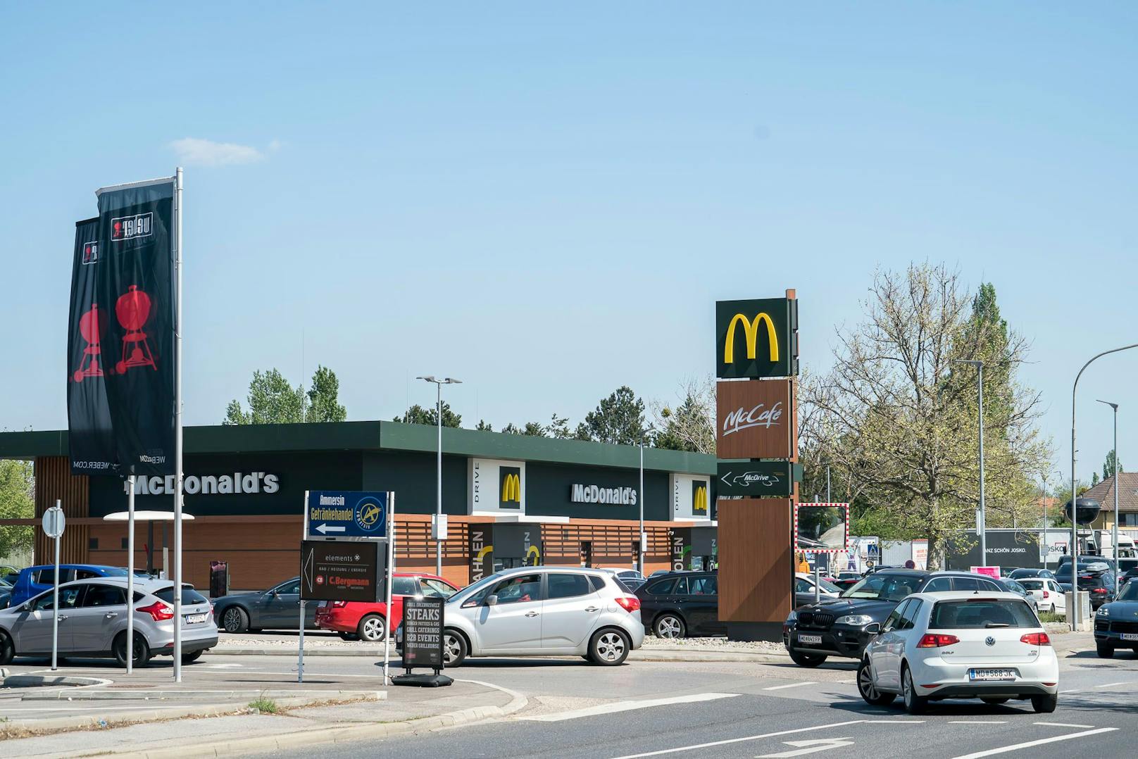 Je nach Standort gibt es bei McDonald's eine beschränkte Parkdauer von 90 Minuten.
