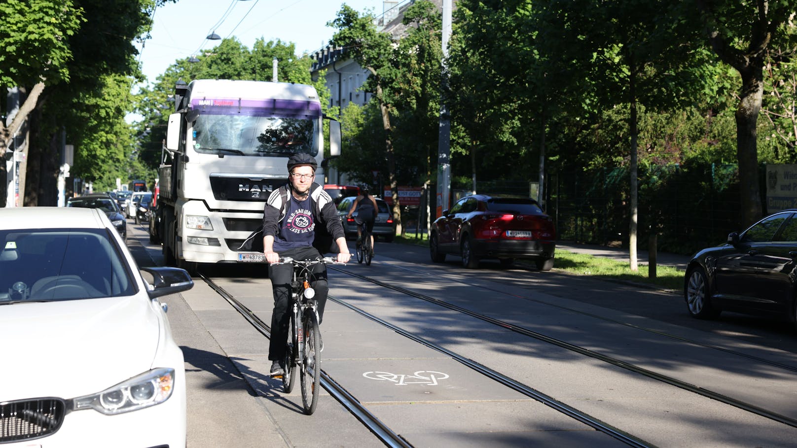 Das Kuratorium für Verkehrssicherheit (KFV) fordert angesichts von rund 6.500 Unfällen mit verletzten Radfahrern alleine in Wien mehr Sicherheit. Es gebe sehr viele "Micky-Maus-Radwege", so die Experten.