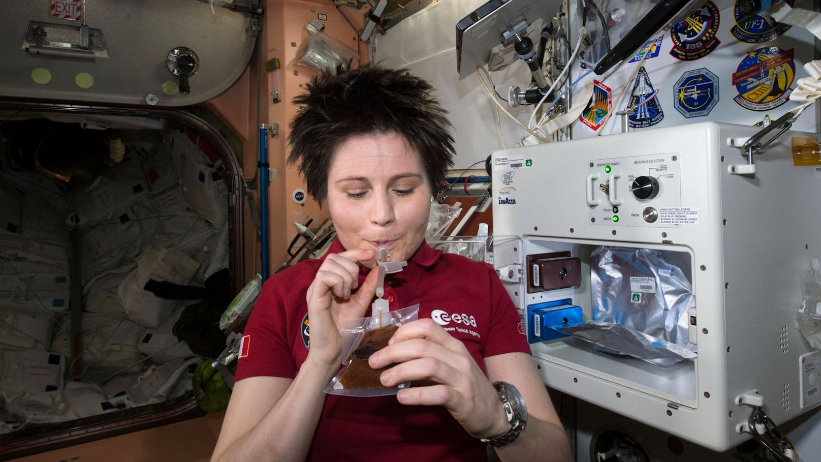 <strong>Wenn die Kaffeemaschine über eine Million kostet!</strong>&nbsp;Wusstest du, dass die wohl teuerste Kaffee-Portion der Welt auf der ISS serviert wurde? ISSpresso heißt das Gerät, das die italienische Astronautin Samantha Cristoforetti aufstellte und testete. Es gab dafür sogar eine speziell entwickelte Tasse. "Die Maschine hat mehr als eine Million Dollar verschlungen, die Zertifizierung für die Flugtauglichkeit und die Transportkosten eingerechnet; wir haben aber nur zehn Päckchen Espresso an Bord, sodass Samanthas Getränk eine äußerst teure Tasse Kaffee ist – durchaus einer historischen Erwähnung wert", schreibt der frühere US-Astronaut Scott Kelly in seinem Buch "Endurance".