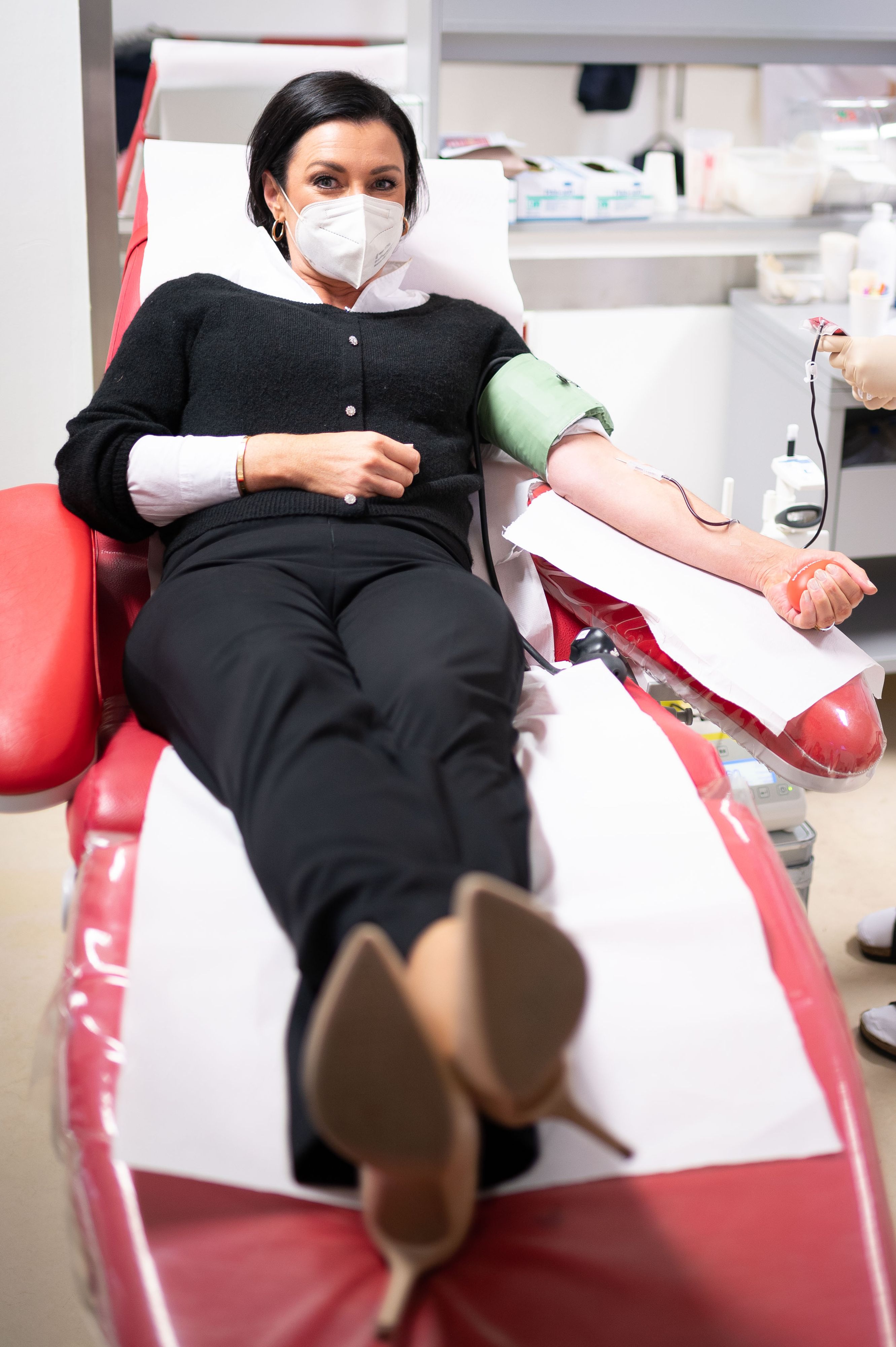 Köstinger appelliert: "Die Lagerbestände sind derzeit niedrig, umso wichtiger sind Blutspenden."  