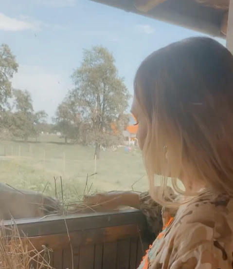 Natascha Ochsenknecht füttert die Tiere am Hof ihrer Tochter Cheyenne.