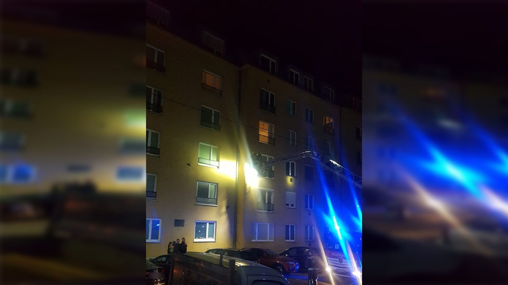Die Einsatzkräfte gelangten dank einer Drehleiter in die Wohnung.