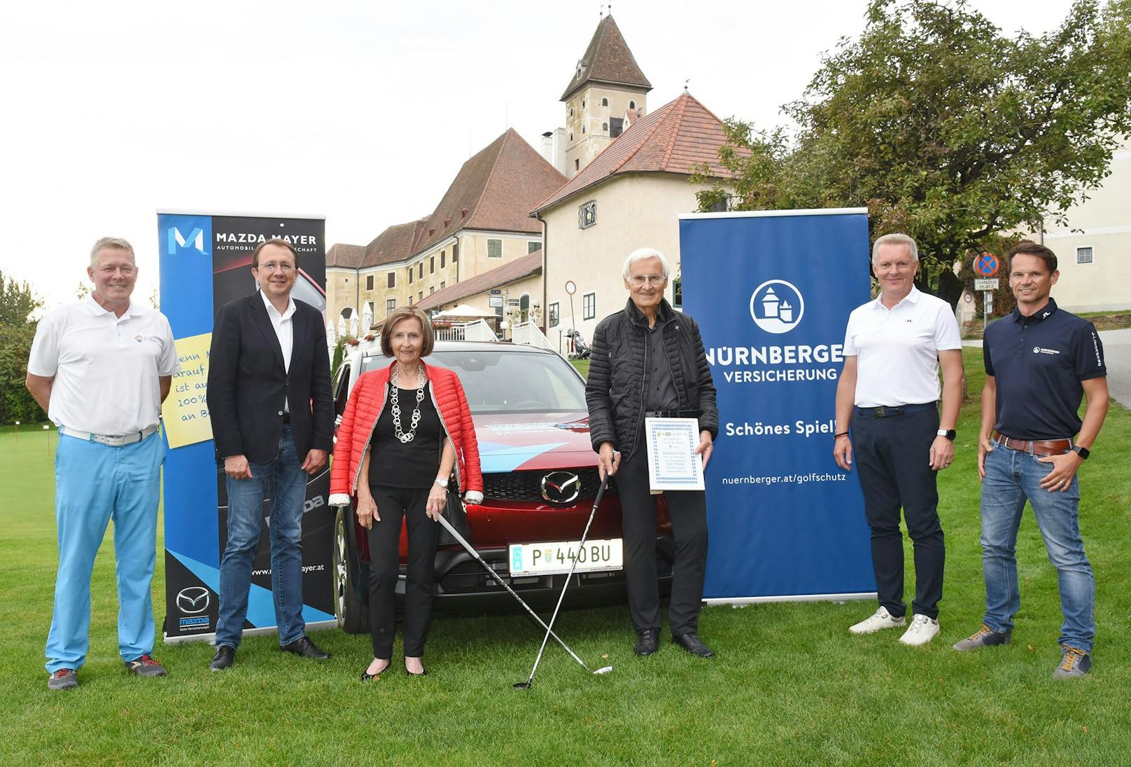 Turnier-Organisator Michael Walterskirchen sowie Bürgermeister Matthias Stadler gratulierten Kurt und Ingrid Wippl zum nagelneuen Mazda, bereitgestellt durch Franz Mayer (Mazda Mayer) und Christian Winkler (Nürnberger Versicherung).