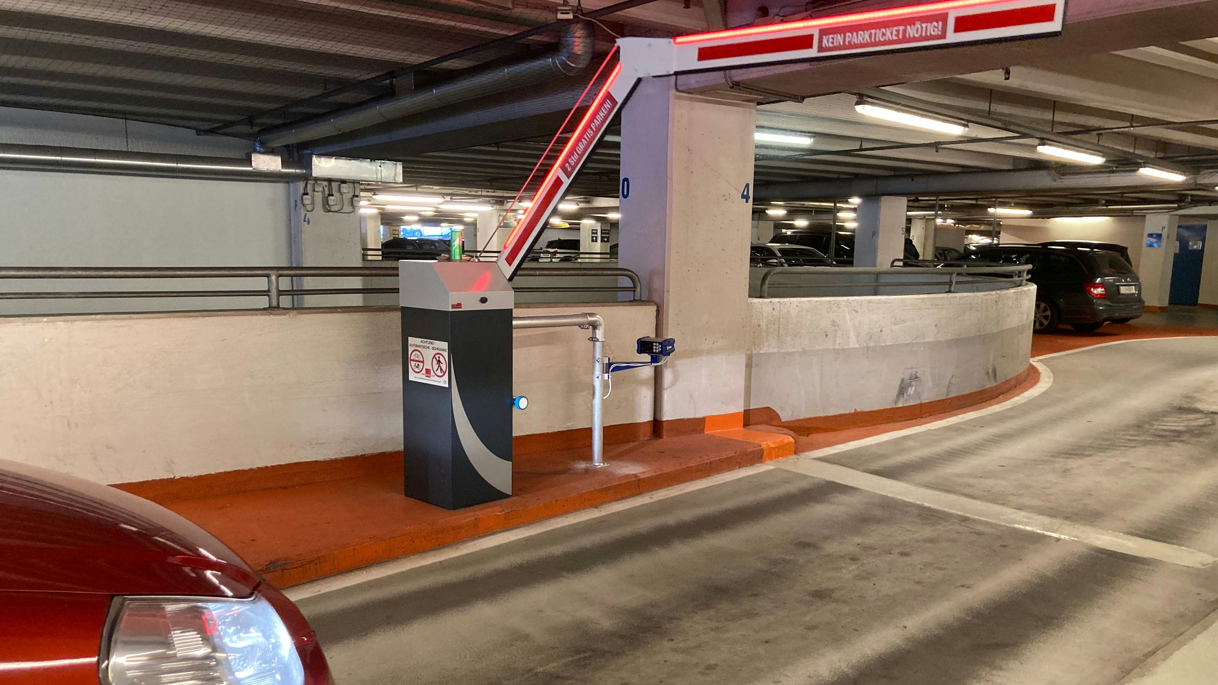 Ohne ein Ticket ziehen zu müssen öffnet sich die Schranke.