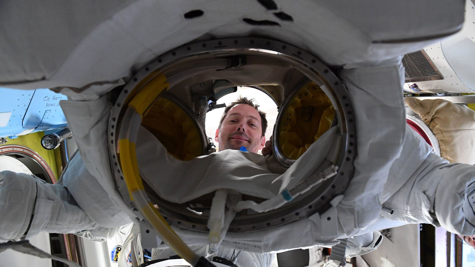 <strong>Im Weltall gibt es keine Waschmaschine!&nbsp;</strong>Wusstest du, dass Astronautinnen und Astronauten nur alle zwei bis drei Tage eine neue Unterhose anziehen? Socken, Hosen und T-Shirts tragen sie noch viel länger. Es gibt keine Weltraumwaschmaschine, ohnehin ist jeder Tropfen Wasser auf der ISS kostbar. Jedes Teil kann man also nur einmal tragen – deshalb ist Sparsamkeit beim Klamottenwechsel Pflicht.