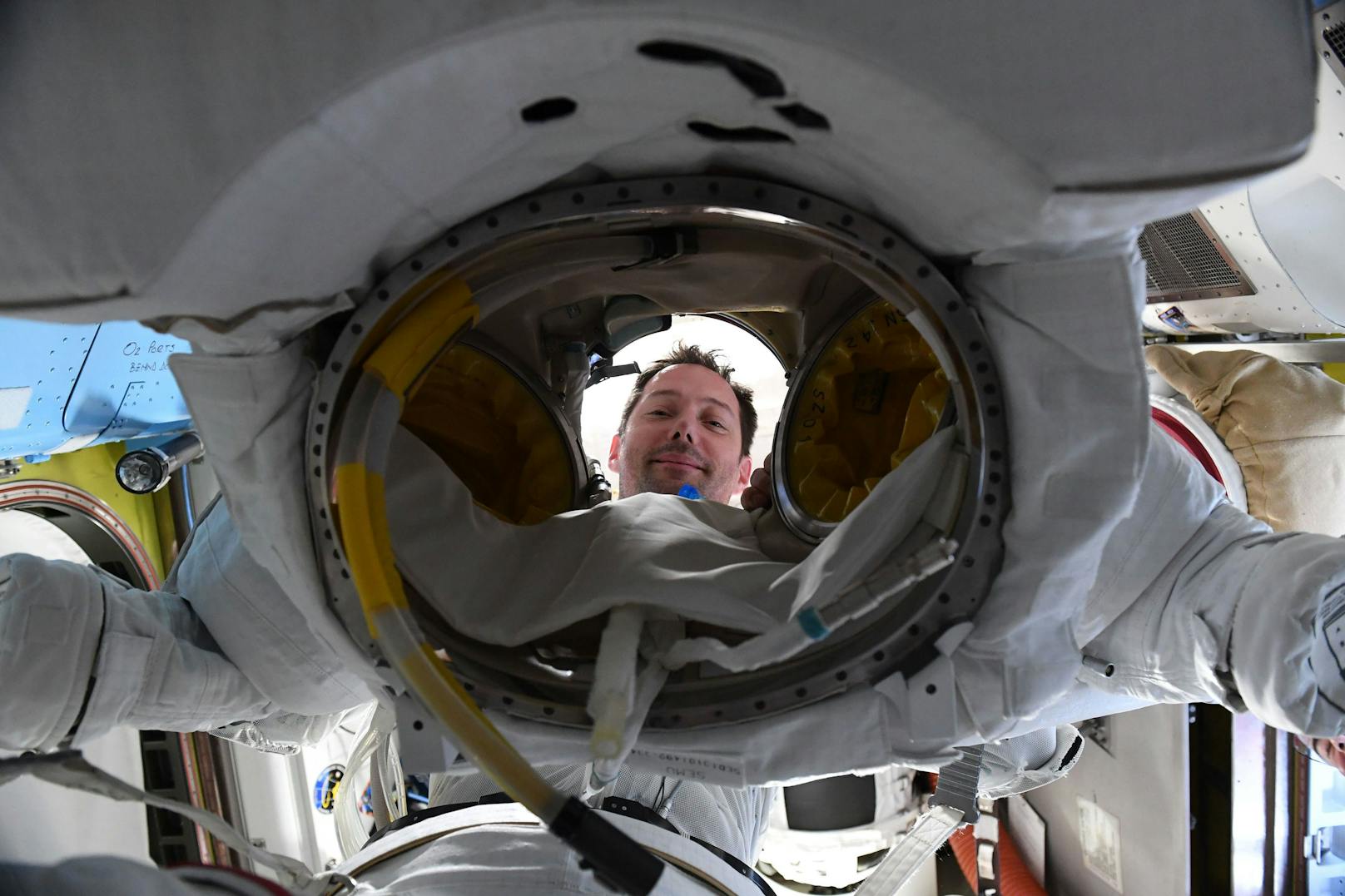 <strong>Im Weltall gibt es keine Waschmaschine!&nbsp;</strong>Wusstest du, dass Astronautinnen und Astronauten nur alle zwei bis drei Tage eine neue Unterhose anziehen? Socken, Hosen und T-Shirts tragen sie noch viel länger. Es gibt keine Weltraumwaschmaschine, ohnehin ist jeder Tropfen Wasser auf der ISS kostbar. Jedes Teil kann man also nur einmal tragen – deshalb ist Sparsamkeit beim Klamottenwechsel Pflicht.