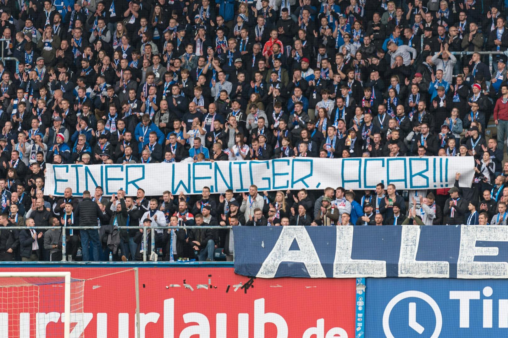 Banner im Rostock-Block beim Spiel gegen Sandhausen.