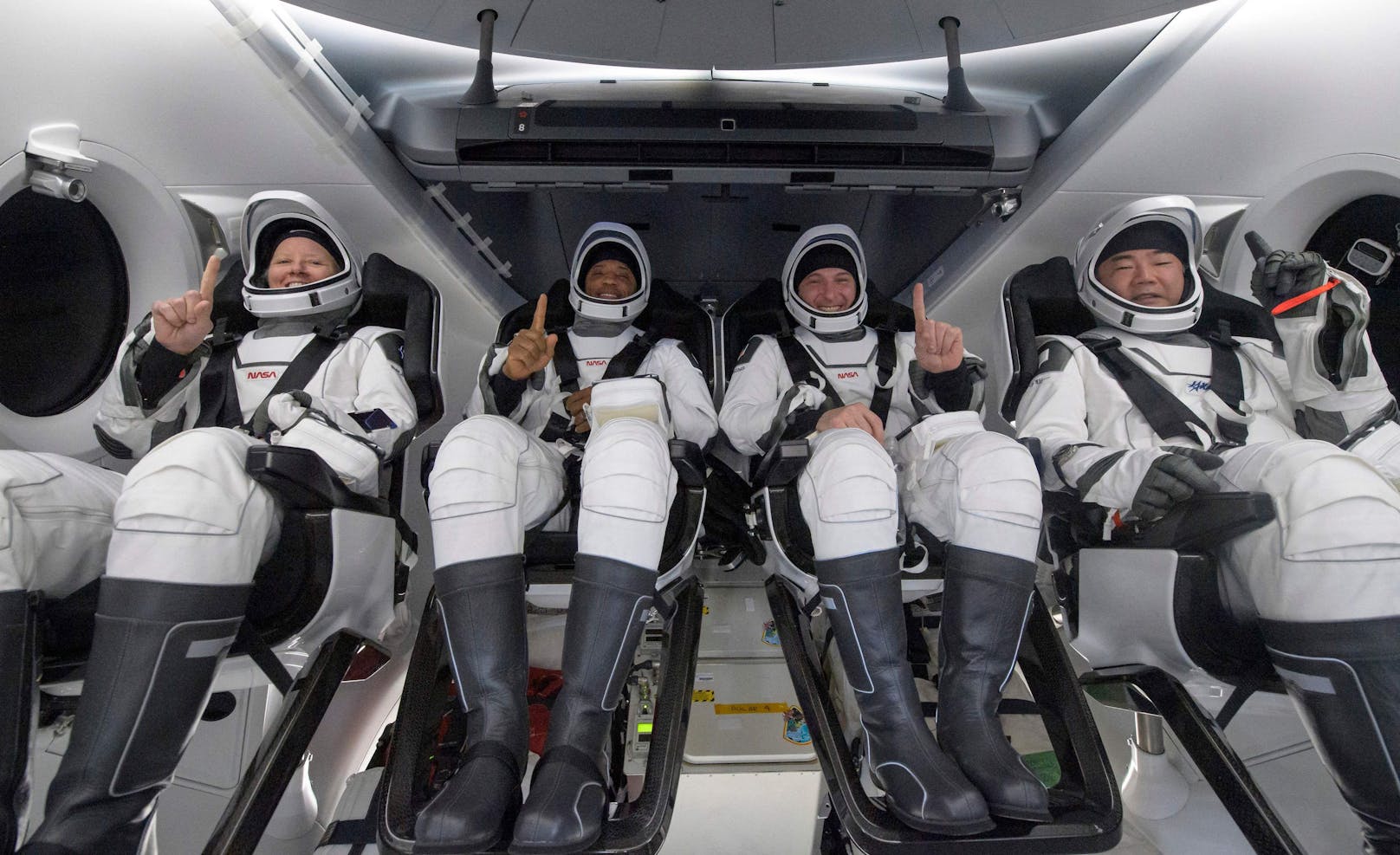 <strong>ISS-Crewmitglieder sind Versuchskaninchen!&nbsp;</strong>Wusstest du, dass jedes ISS-Crewmitglied nicht nur Versuche durchführt, sondern auch selbst Versuchskaninchen ist? Forschende wollen erkunden, welche gesundheitlichen Probleme bei Reisen in den Weltraum auftreten und wie sie zu behandeln sind. Typisch sind etwa Muskelschwund, Augenschäden und verringerte Knochendichte. Zudem haben ISS-Astronautinnen und -Astronauten eine Körpertemperatur von etwa 38 Grad, also eine Art Dauerfieber. Bei sportlicher Aktivität steigt die Temperatur sogar häufig auf mehr als 40 Grad, weil der Körper überschüssige Hitze in der Schwerelosigkeit kaum loswerden kann.