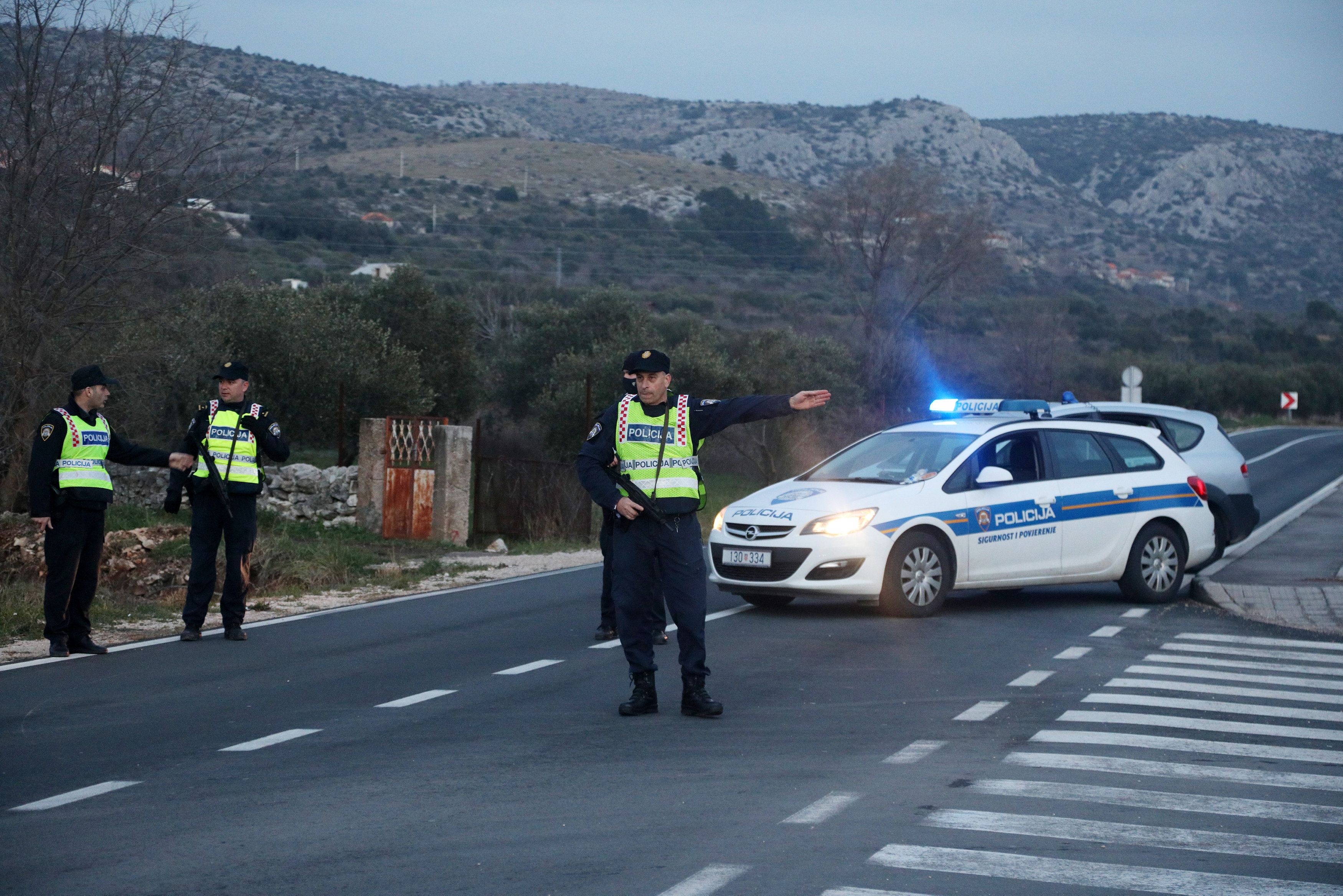 Download von www.picturedesk.com am 18.10.2021 (08:52).  30.01.2021, Sibenik, CRO, vierfacher Mord in Sibenik, im Bild die Polizei blockierte die Ausgänge aus der Stadt auf der Suche nach einem Verdächtigen des vierfachen Mordes, ein Mann wurde heute gegen 13 Uhr in Vodice erschossen. Danach wurden drei weitere Tote in der Nähe von Sibenik gefunden. Die leblose Leiche eines Verdächtigen des Vierfachmordes wurde am Abend neben dem Auto gefunden // police blocked exits from the city looking for a suspect of the quadruple murder; a man was shot dead in Vodice around 1 p.m. today after that, three more dead were found near Sibenik. The lifeless body of a quadruple homicide suspect was found next to the car that evening. Sibenik, Croatia on 2021/01/30. EXPA Pictures © 2021, PhotoCredit: EXPA/ Pixsell/ Dusko Jaramaz *****ATTENTION - for AUT, SLO, SUI, SWE, ITA, FRA only***** - 20210131_PD2491 - Rechteinfo: Rights Managed (RM)