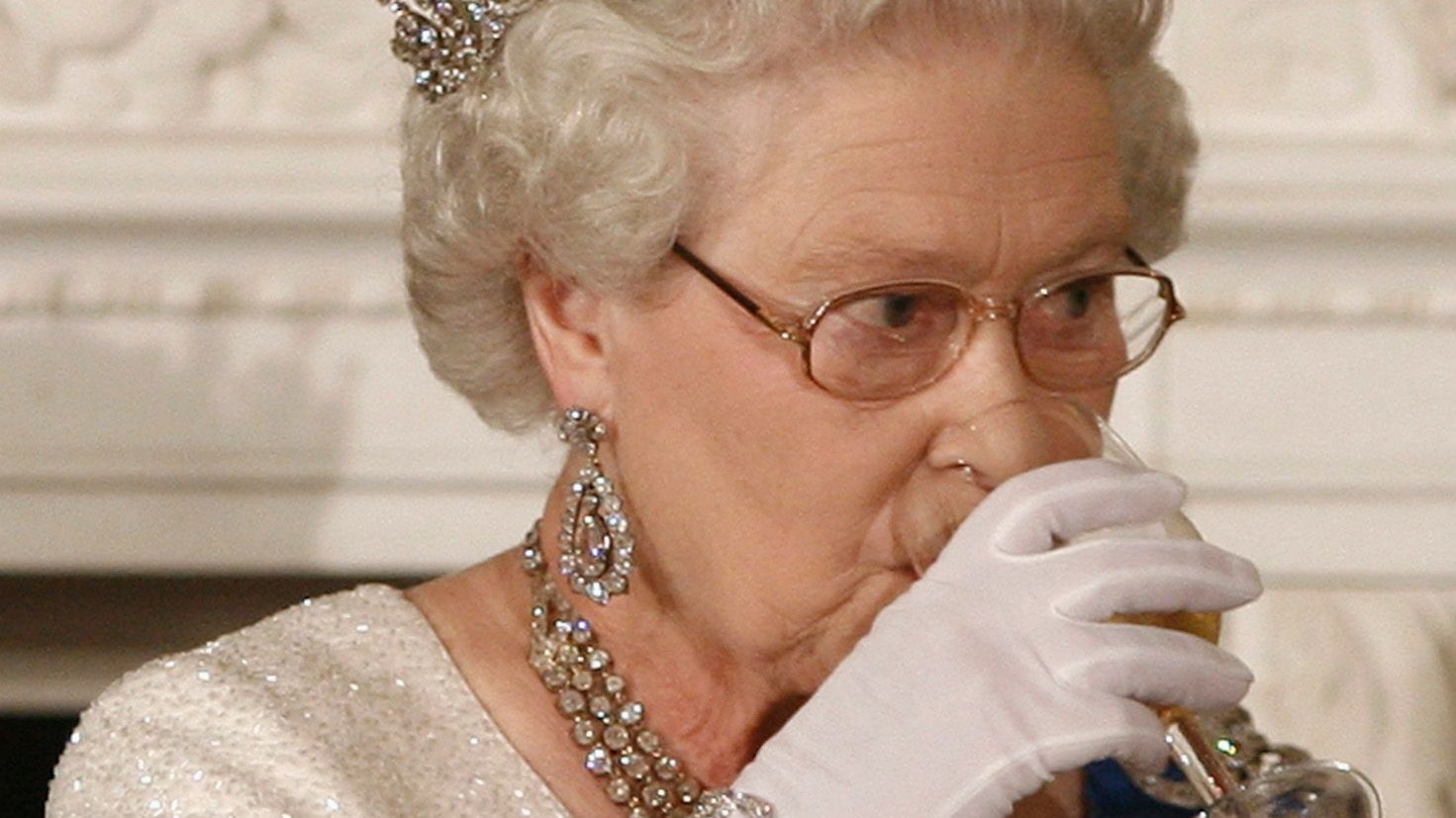 Die Queen gönnt sich gerne mal einen Drink. Doch damit ist jetzt Schluss!