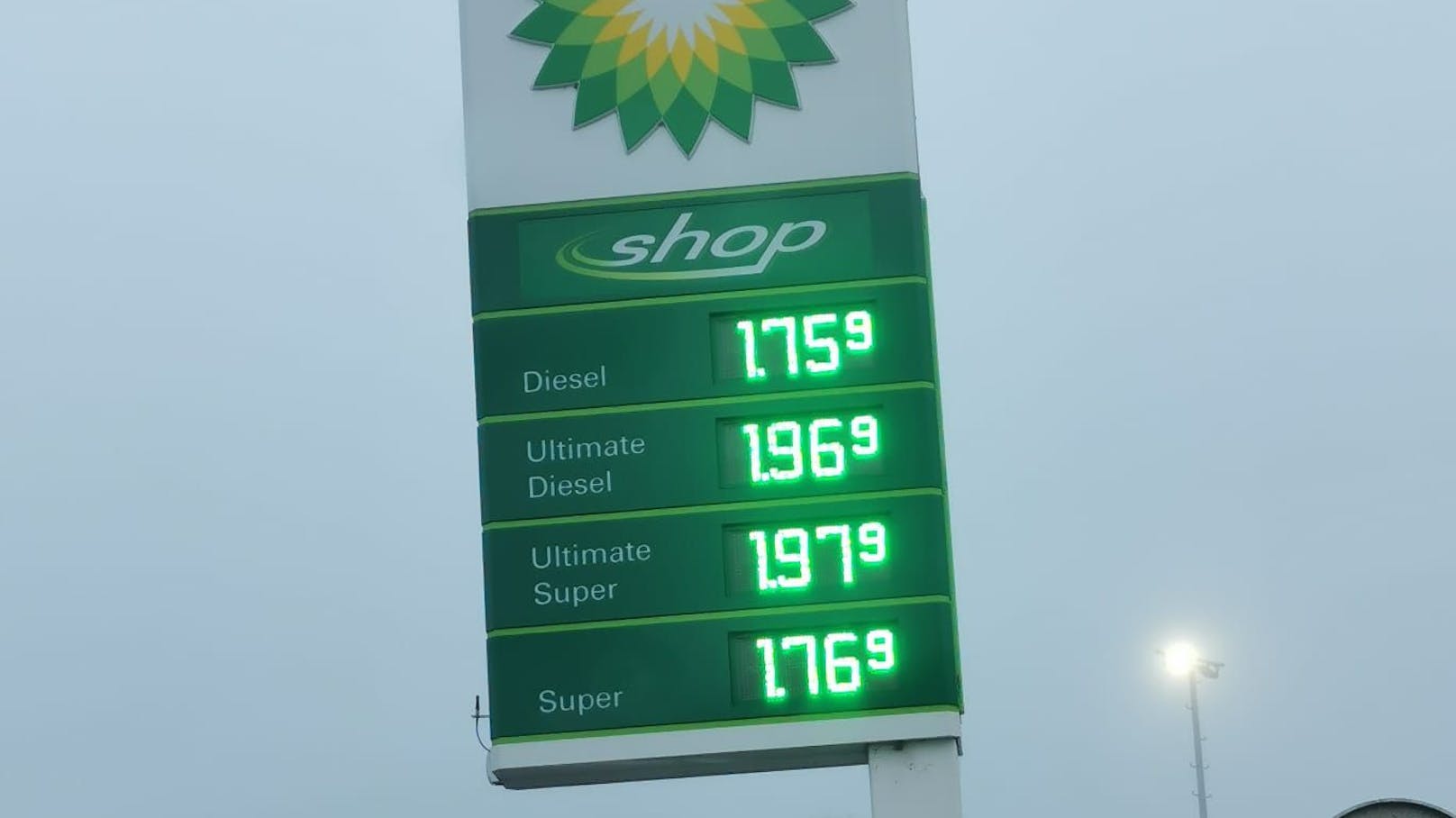 Montagmorgen an der Autobahntankstelle Aistersheim: Der Liter Sprit kostet fast zwei Euro.