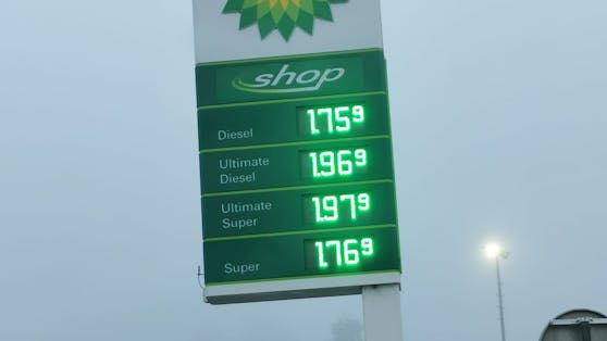 Montagmorgen an der Autobahntankstelle Aistersheim: Der Liter Sprit kostet fast zwei Euro.