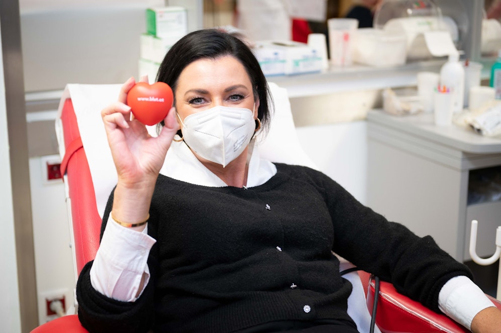 Im Rahmen einer gemeinsamen Aktion mit Mitarbeitern ihres Ministeriums spendete auch Landwirtschaftsministerin Elisabeth Köstinger (ÖVP) Blut. 