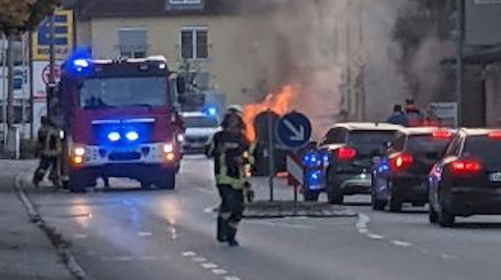 Der BMW brannte aus, auch die Feuerwehr konnte den Wagen nicht mehr retten.
