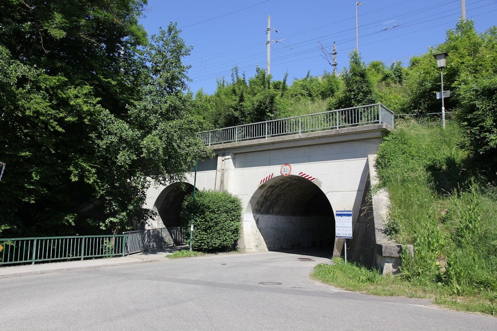Die Straßenunterführung Weidlingbachstraße wird neu errichtet.