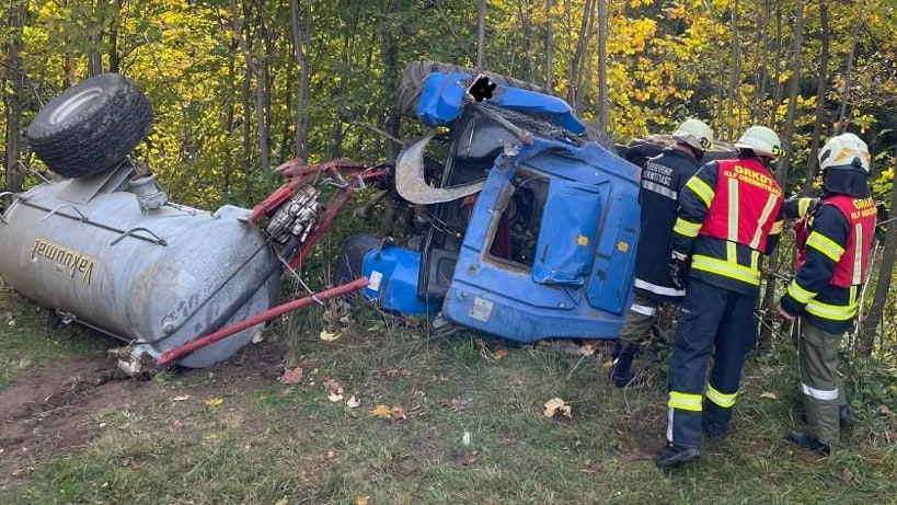 Die FF Münzbach musste das Fahrzeug bergen.