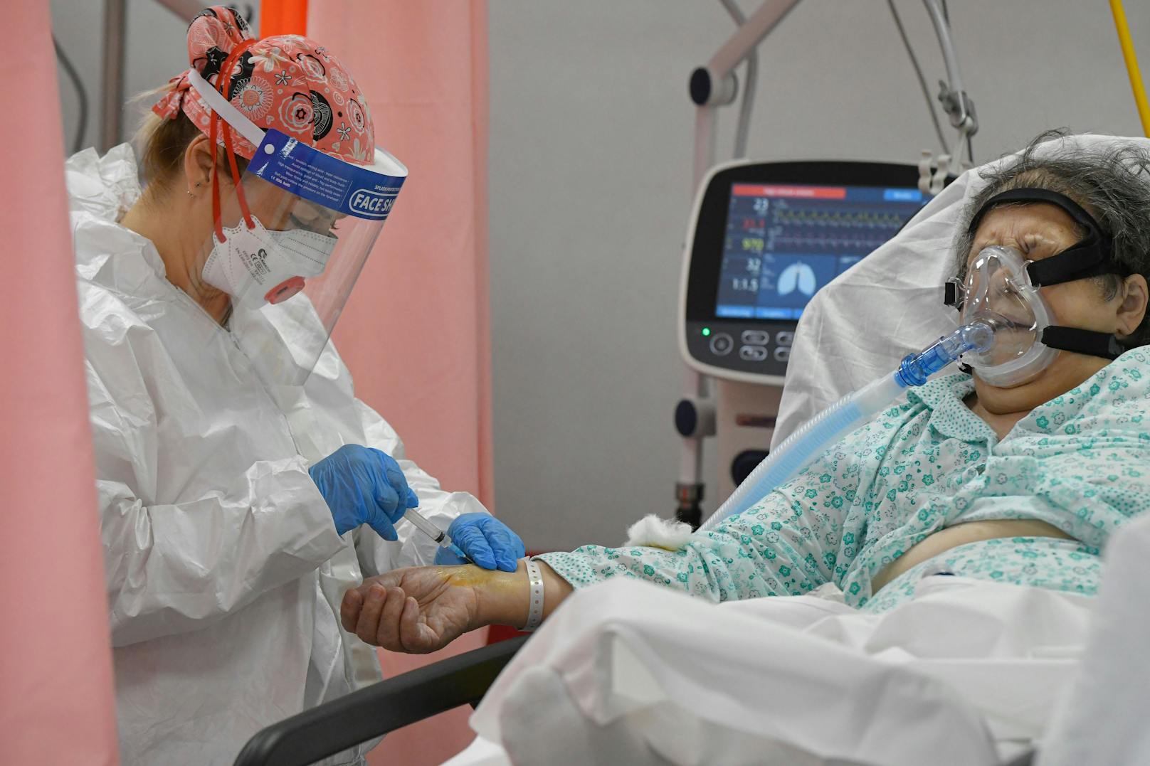 Eine mit dem Corona-Virus infizierte Frau bekommt eine Infusion in Rumänien.
